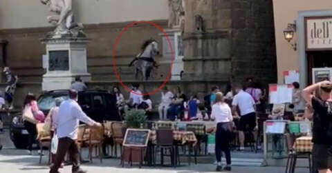 Kızgın at Floransa’nın ünlü meydanını birbirine kattı