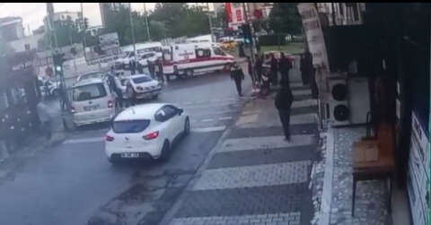 (Özel) Maltepe’de kırmızı ışıkta karşıya geçen kişiye otomobilin çarptığı anlar kamerada
