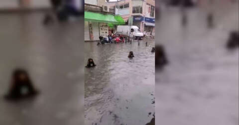 Aniden bastıran yağış, cadde ve sokakları göle çevirdi