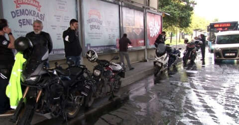 Motorcular yağmurdan köprü altına sığındılar