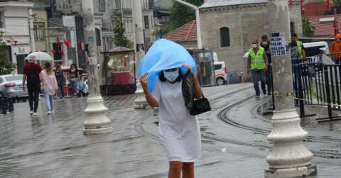 Taksim’de sağanak yağışa vatandaşlar hazırlıksız yakalandı
