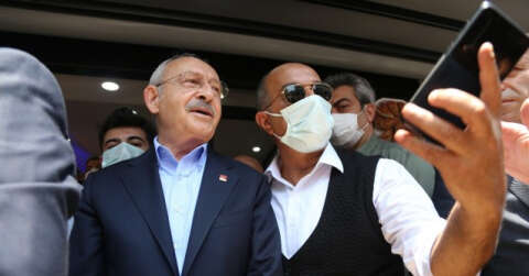 Esnafı ziyaret eden Kılıçdaroğlu, vatandaşlarla vapurda balık ekmek yedi