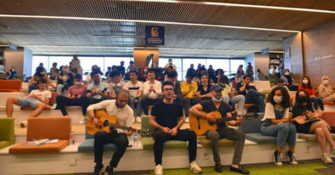 Bursa’da YKS’ye girecek öğrencilere kütüphanede sürpriz konser