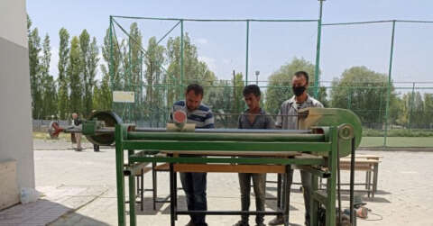 Iğdırlı öğretmenler yaptıkları zımpara makinesiyle eskiyen okul sıralarına yeniden hayat veriyor