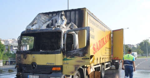 Samatya’da seyir halindeki kamyon yandı