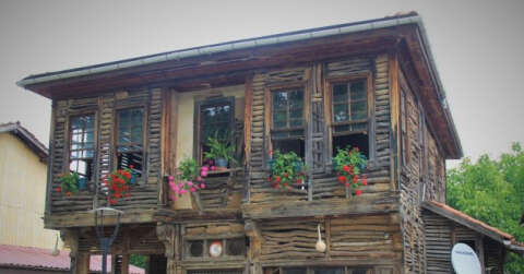 Terk edilen 150 yıllık ahşap ev, çiçeklendirilerek hayata döndürüldü