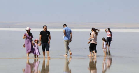 Tuz Gölü’nde yürüme turizmi bayramda da sahillerdeki yoğunluğu aratmadı