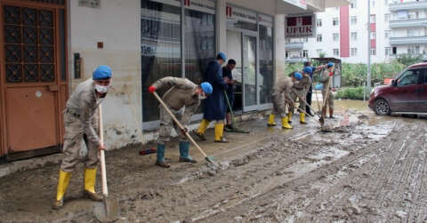 Arhavi’de yaşanan sel afetinin ardından temizlik çalışmaları devam ediyor
