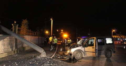 Karaman’da hafif ticari araç beton elektrik direğini yıktı: 2 yaralı