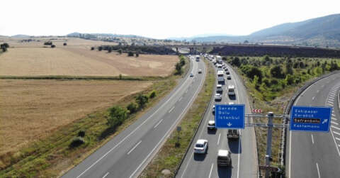 21 ilin kesiştiği Kemikli Rampaları’nda kilometrelerce dönüş kuyruğu devam ediyor