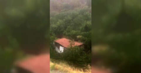 Amasya’da sel bir evi böyle yıktı