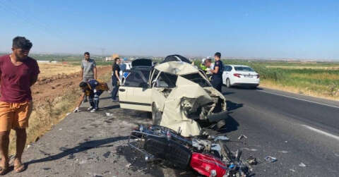 Çarptığı otomobilin üzerinde asılı kalan motosiklet sürücüsü öldü
