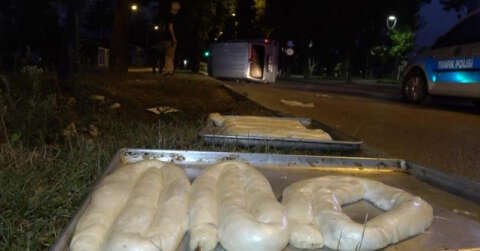 Bursa'da hamur yüklü hafif ticari araç takla attı: 3 yaralı