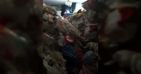 60 yaşındaki kadının evinden 4 kamyon çöp çıktı