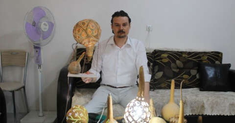 Bahçesinde ürettiği su kabaklarını sanat eserine dönüştürüyor