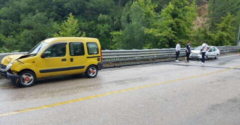 Hafif ticari araç ile otomobil çarpıştı: 5 yaralı