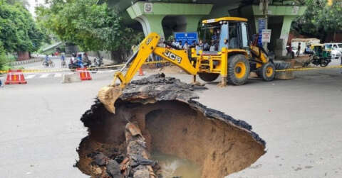 Hindistan’da yol ortasında oluşan dev düden korkuttu