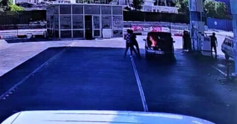 Otomobilin motor kısmı yakıt dolumu sırasında alev aldı