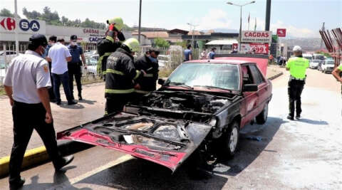 Seyir halindeki otomobilin motor kısmı alev aldı