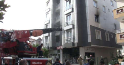 Ümraniye’de 5 katlı binada çıkan yangın paniğe neden oldu