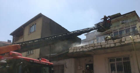 Kadıköy’de çatı alev aldı, alt katta uyuyan adamı eşi kurtardı