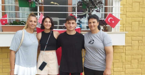 Annesi ve ikiz kardeşi Busenaz’ın olimpiyat şampiyonluğuna giden yolda verdiği mücadeleyi anlattı