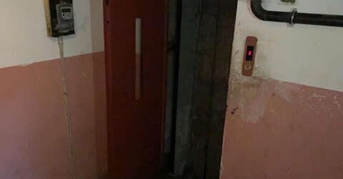 Oturduğu apartmanın asansör boşluğunda ölü bulundu