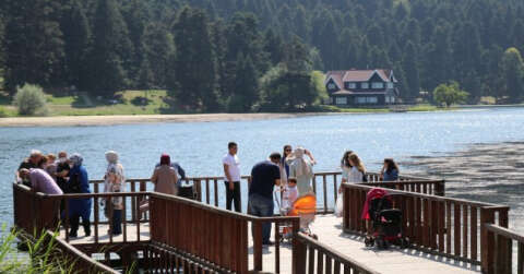 Gölcük Tabiat Parkı hafta sonunda tatilci akınına uğradı