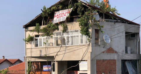 Bu duruma düşürenler utansın diyerek 50 senedir yaşadığı yeri terk etme kararı aldı