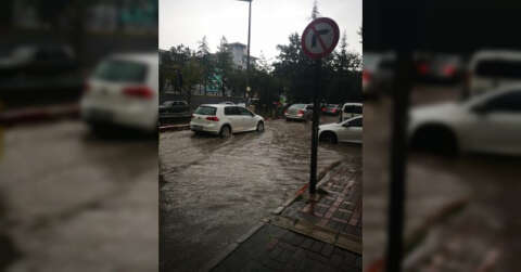 15 dakika süren yağış sokakları göle çevirdi