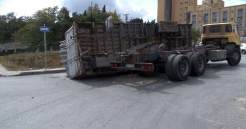 Arnavutköy’de demir yüklü kamyonun kasası devrildi, faciadan dönüldü