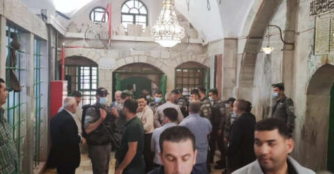 İsrail güçleri Harem-i İbrahim Camii’nde ibadet edenleri zorla dışarı çıkardı