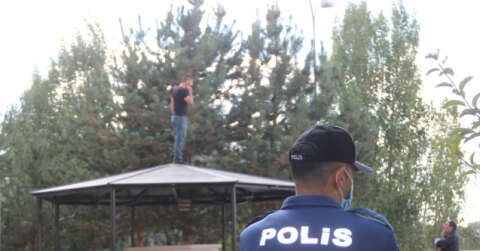 Polise bir an olsun huzur vermiyor, şimdide şadırvanın tepesine çıktı