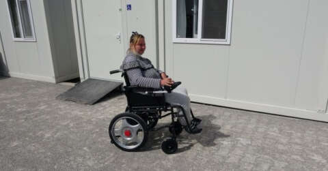 Bozkurtlu selzede engelliye akülü tekerlekli sandalye hediye edildi
