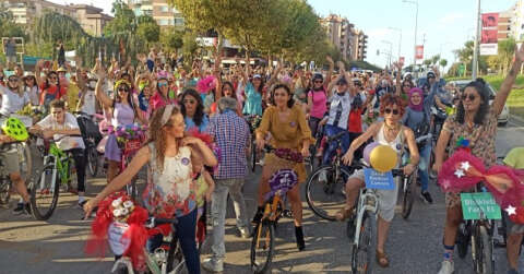 Süslü kadınlar, bisikletleriyle Bursa'ya renk kattı