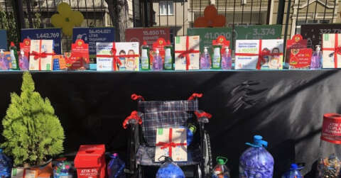 Bakan Özer mavi kapaklarla alınan tekerlekli sandalyeyi öğrenciye hediye etti