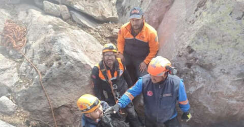 Dehlizde mahsur kalan oğlağı AFAD kayayı delerek kurtardı