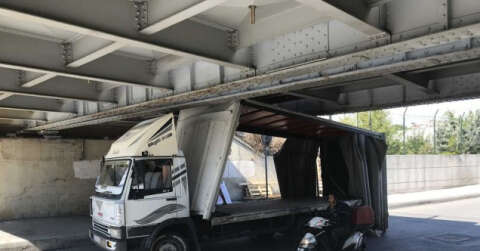 Fatih’te çelik kapı yüklü kamyonet üst geçide çarptı