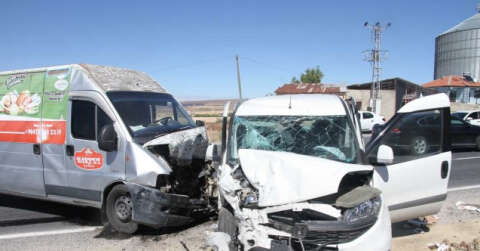 Elazığ’da hafif ticari araç ile minibüs kafa kafaya çarpıştı: 4 yaralı