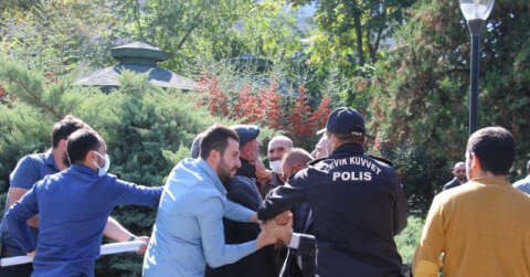Aşı karşıtlarının mitinginde polise yumruk atan kişi gözaltına alındı