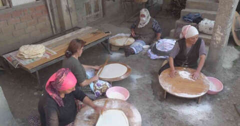 Amasyalı köylü kadınlar kışlık ekmeklerini imece usulü ile yapıyorlar