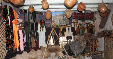 Çöplük ve ahırdan topladığı antika eserlerden Etnografya Müzesi kurdu