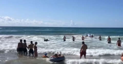 Denizde boğulma tehlikesi atlatan adamın yardımına büfe çalışanı ve iki sörfçü yetişti