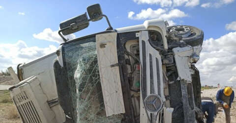 Hurdaya dönen tırdan burnu dahi kanamadan kurtuldu