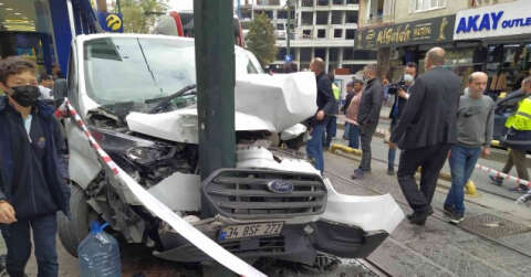 Zeytinburnu’nda tramvay yoluna girmeye çalışan araçla tramvay çarpıştı: Kaza anı kamerada