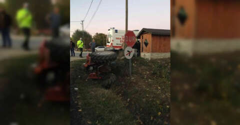 Minibüsle çarpışan traktör şarampole devrildi: 1 ölü