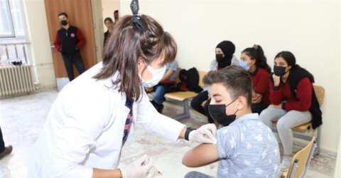 Okullarda aşı çalışmaları devam ediyor