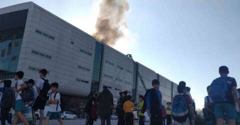 Spor ve Kongre Merkezi’nin çatısındaki yangın korkuttu