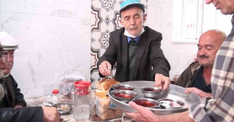 Çarşının ’Himmet babası’ 40 yıldır askıda geleneği ile yemek ikram ediyor