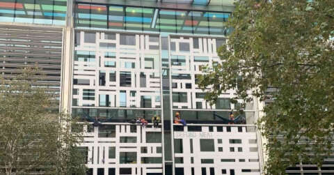 İngiltere’de iklim aktivistleri İçişleri Bakanlığı binasına tırmandı